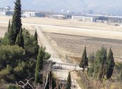 Zufahrtsstraße zum Südeingang des Flugzeugbunkers. (Foto: Manuel Martinovic)