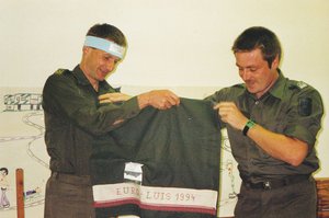 Das Handtuch mit dem Aufdruck „Euro-Luis 1994“ erhielt Wildpanner bei seiner Abschiedsfeier von der 1. Ausbildungskompanie/Militärkommando NÖ. (Foto: Archiv Wildpanner)