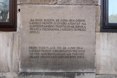 Gedenktafel an dem Platz am Museumsgebäude von dem aus Gavrilo Princip die tödlichen Schüsse abfeuerte. (Foto: Truppendienst/Gerold Keusch)