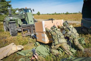 Am Boden werden die Versorgungsgüter aufgesammelt, ausgepackt und danach mit geländegängigen Staplern und Lastwägen der Truppe zugeführt. (Foto: Bundesheer/Michael Steinberger)