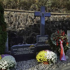 Das Ehrengrab für neun Gefallene auf dem Friedhof in Kirchschlag. (Foto: Jörg Aschenbrenner)