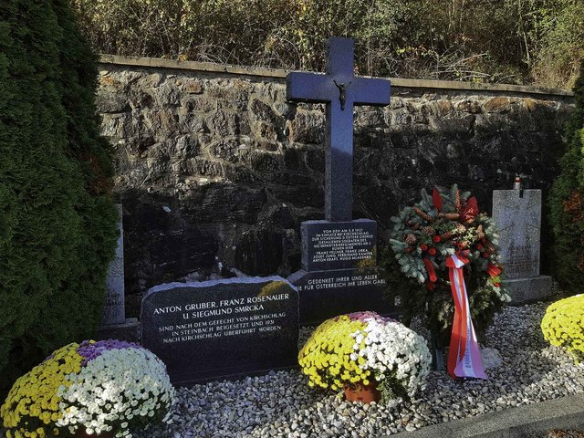 Das Ehrengrab für neun Gefallene auf dem Friedhof in Kirchschlag. (Foto: Jörg Aschenbrenner)