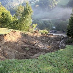 Der Boden konnte die Wassermassen nicht mehr aufnehmen und brach an vielen Stellen weg. (Foto: Bundesheer/Rebecca Heindl)