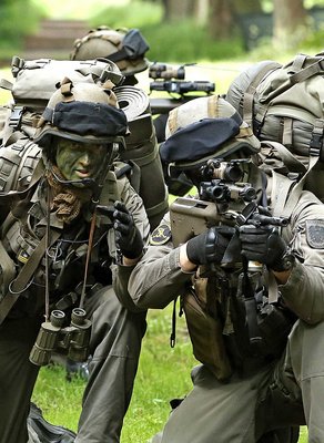 Ein Kommandant erteilt einem Schützen einen Auftrag. (Foto: Bundesheer/Gerhard Hammler)