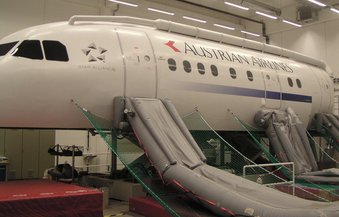 Das Flight Safety- and Security-Training bei den Austrian Airlines beinhaltet das richtige Verhalten beim Öffnen der Flugzeugtüren und das korrekte Verwenden der Notrutschen. (Foto: Wolfgang Jany)