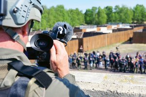 Ein Einsatzkamerateam filmt eine Menschenmenge während einer Übung. (Foto: Bundesheer/Abteilung PsyOps)