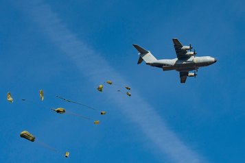 Ein Airbus wirft Versorgungsgüter mit Lastenfallschirmen ab. (Foto: Bundesheer/Michael Steinberger)