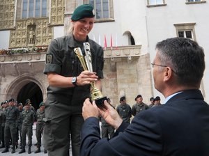 Oberwachtmeister Marina Aschauer erhält als erste Frau im Bundesheer den Pokal für die Sieg der Heeresmeisterschaft im Militärischen Fünfkampf. (Foto: Bundesheer/Gerhard Seeger)