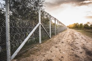 Der Zaun an der Ungarisch-serbischen Grenze im September 2015. (Foto: Bör Benedek/CC BY-SA 2.0)