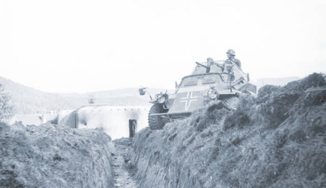 Ein Panzerspähwagen (Sd.Kfz.222) der Deutschen Wehrmacht vor einem MG-Bunker 37 mit Verbindungsgraben im Oktober 1938. (Foto: Bundesarchiv, Bild 183-H13396/CC-BY-SA 3.0)