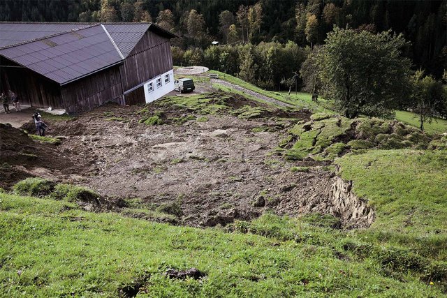 Ein Hang rutscht, wenn natürliche Drainagen und Bodenanker wie Sträucher oder andere Tiefwurzler fehlen. (Foto: Bundesheer/Felix Höbarth)