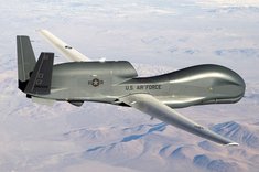 Die RQ-4 "Global Hawk" ist ein unbemanntes Langstrecken-Aufklärungsflugzeug, das autonom und satellitengestützt eingesetzt werden kann. (Foto: U.S. Air Force/Bobbi Zapka; gemeinfrei)