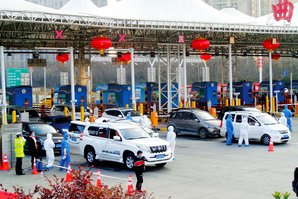 Personenkontrolle an der Stadtgrenze von Xi’an in der zentralchinesischen Provinz Shaanxi, Ende Jänner 2020. (Foto: Liuxingy; CC BY-SA 4.0)