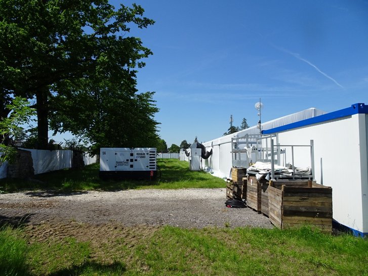 Zelt und Aggregat der US-Vertragsfirma KBR in Hörsching. (Foto: Sturmlechner)