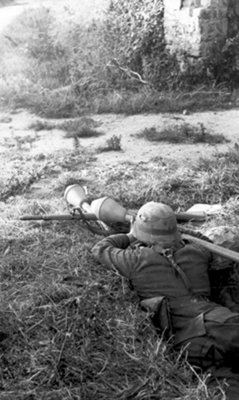 Ein deutscher Soldat in Stellung mit einer Panzerfaust. (Foto: Bundesarchiv, Bild 101I-721-0375-28A/Koll/CC-BY-SA 3.0)