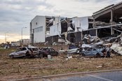 Spuren der Zerstörung nachdem der Tornado gewütet hat. (Foto: Tadeas Bednarz; CC BY-SA 4.0)