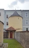 Turm bei der Mauer der Wehrkirche in Oberwölbling. (Foto: L. Aschenbrenner)