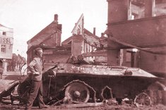 Der zerstörte T-34 beim heutigen Töpferdenkmal. (Foto: Stadtarchiv Wilhelmsburg)
