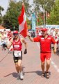 Herbert reicht Luis vor dem Zieleinlauf die Österreichfahne. (Foto: HBF/Lechner)