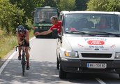 Hans Plasch reicht Luis eine Trinkflasche während der Fahrt. (Foto: HBF/Lechner)