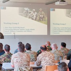 Die Präsentation der Ergebnisse zum Arbeitsauftrag NATO-Orientation. (Foto: Gerald Weihs)
