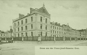 Eines der beiden langgezogenen Mannschaftsgebäuden der Kaserne. Zeitgenössische Aufnahme aus der k.u.k. Zeit. (Bild: Archiv Rauchenbichler)