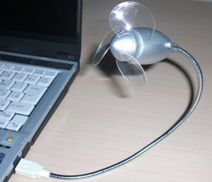 Unerwünschte Software kann über den USB-Anschluss durch scheinbar ungefährliche Gadgets „eingeschleust“ werden. (Foto: Tobosha, CCO/Montage: Rizzardi)