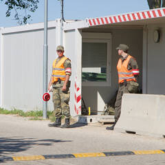 Soldaten führen an einem kleinen Grenzübergang Kontrollen durch. (Foto: RedTD/Gerold Keusch)