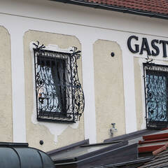 Die Kanonenkugeln in der Fassade des Gasthofes erinnern an die Kämpfe während der Napoleonischen Kriege. (Foto: RedTD/Gerold Keusch) 