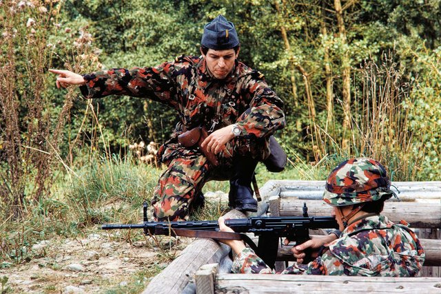 Mit der „Truppenordnung 61“ wurde die Armee den Erfordernissen des Kalten Krieges angepasst. Hier ein Schweizer Kommandant mit einem Schützen bei der Gefechtsausbildung. (Foto: VBS/DDPS)