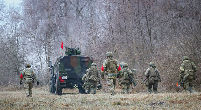 Das U-Element (U-Gruppe) gewinnt seine Stellung im Schutz eines „Dingo“. Das Sicherheitspersonal (rote Armschleife) begleitet die Soldaten, bleibt aber im Hintergrund. (Foto: RedTD/Gerold Keusch)
