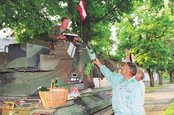 „Kürassier“-Panzersoldat mit der Bevölkerung im Einsatzraum. (Foto: Bundesheer)