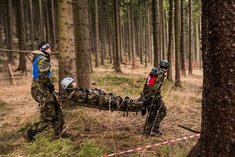 Verwundetentransport mit der Universaltrage. (Foto: Tschechische Armee)