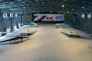 Oktober 2016 Iran: Iranische Nachbauten (links), Original US-Drohnen (rechts).