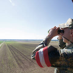 Grenzraumbeobachtung "wie früher" mit dem Feldstecher. (Foto: RedTD/Gerold Keusch)