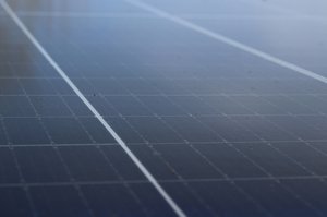 Ein Photovoltaikmodul mit 170 x 110 cm liefert derzeit unter optimalen Bedingungen etwa 400 Watt Peak. (Foto: RedTD/Robert Zanko)