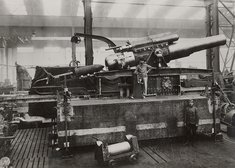 Die 38-cm-Haubitze in der Werkshalle von Skoda in Pilsen. (Foto: HGM)