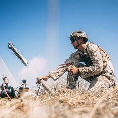 "Switchblade 300" ist ein kleines, tragbares unbemanntes Fluggerät mit Gefechtskopf. Damit können präzise Schläge außerhalb der Sichtweite ausgeführt werden. (Foto: U.S. Marine Corps/Jennessa Davey; gemeinfrei)