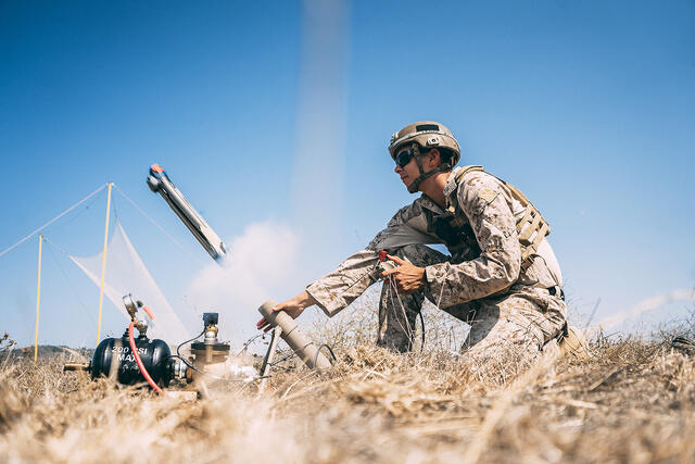 "Switchblade 300" ist ein kleines, tragbares unbemanntes Fluggerät mit Gefechtskopf. Damit können präzise Schläge außerhalb der Sichtweite ausgeführt werden. (Foto: U.S. Marine Corps/Jennessa Davey; gemeinfrei)