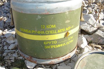 Die Schrift auf dem Behälter verrät, dass darin 12 Spezial-Handgranaten M79 AF-1 aufbewahrt wurden. (Foto: Manuel Martinovic)
