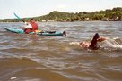 Schwimmtraining mit Kanuten auf der Wettkampfstrecke im St. Lorenz-Strom. (Foto: Archiv Wildpanner)