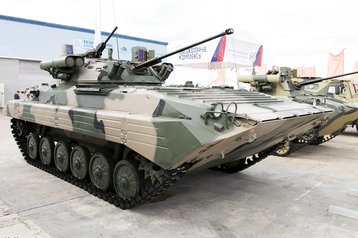 Schützenpanzer BMP-2D: 30-mm-MK, Zusatzpanzerung, mit Panzerabwehrlenkwaffenstarter. (Foto: Vitaly V. Kuzmin; CC BY-SA 4.0)