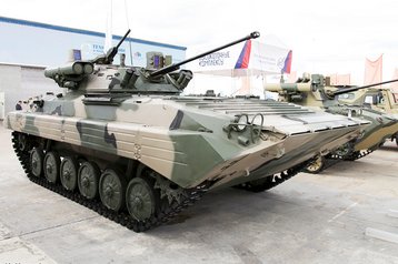 Schützenpanzer BMP-2D: 30-mm-MK, Zusatzpanzerung, mit Panzerabwehrlenkwaffenstarter. (Foto: Vitaly V. Kuzmin; CC BY-SA 4.0)