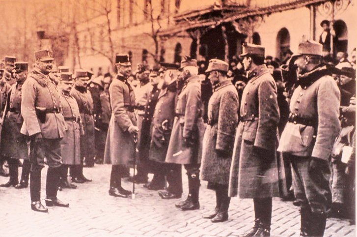 Feldmarschallleutnant Eduard von Böltz (m. Stock) vor seinem Kommandogebäude, Hotel Bristol, in Odessa 1918. (Foto: Archiv Kloss)