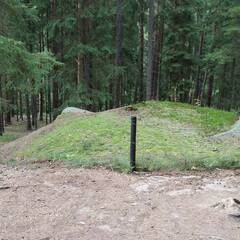 Ein MG-Bunker, der in einen Hügel gebaut wurde, von der Feindseite. (Foto: RedTD/Gerold Keusch)