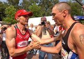 Eine weitere faire Geste des erneut geschlagenen Franzosen, Emmanuel Conreaux, der Luis zu seinem Sieg gratuliert. (Foto: HBF/Lechner)