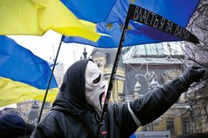Ein als Tod verkleiderter Demonstrant bei der ersten Massenkundgebung am 1. Dezember 2013 in Kiew, an der über 350 000 Menschen teilnahmen. (Fotos: Thomas Schell)