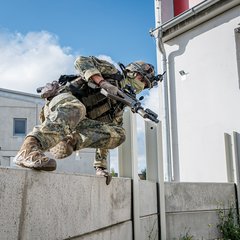 Die österreichischen Fallschirmjäger im Angriff: Ein Schütze springt über eine Mauer. (Foto: Bundesheer/Thomas Oberdorfer)