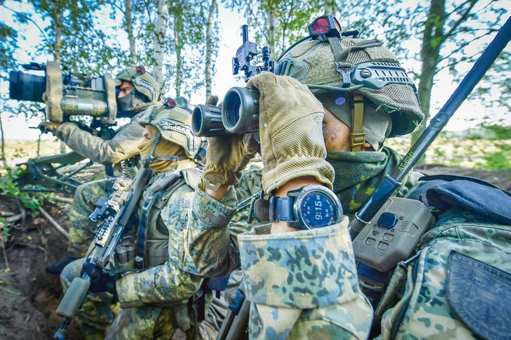 Österreichische Soldaten erwarten den Gegenangriff am Vormittag in ihren Stellungen. (Foto: Bundesheer/Michael Steinberger)