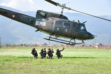 Österreichische Soldaten nach der Anlandung mit einer österreichischen Agusta Bell 212 während der 'Quick Response 16'. (Foto: EUFOR/Weiss)